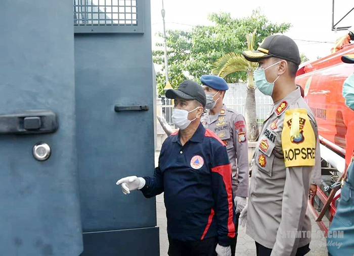 Wakil Bupati Bintan Dalmasri Syam dan Kapolres Bintan AKBP Bambang Sugihartono melihat persiapan penyiraman cairan disenfektan serentak